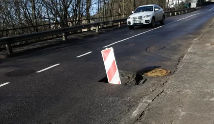 Kaune duobes gatvėse žada tvarkyti nedelsiant