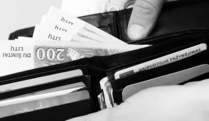 Svarstoma drausti už brangų NT mokėti grynaisiais