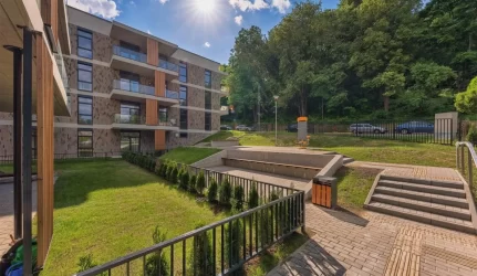 Šimtas statybininkų liko it musę kandę