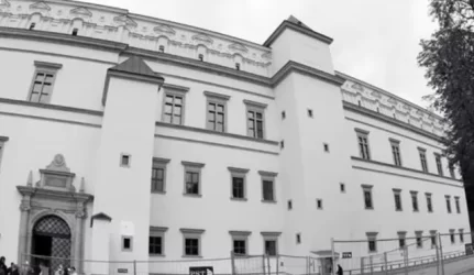 Nutraukus Valdovų rūmų atstatymą grasinama teismais