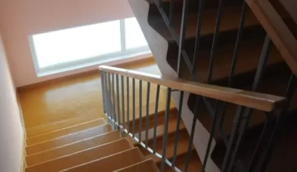 Siūlo nebešildyti daugiabučių laiptinių