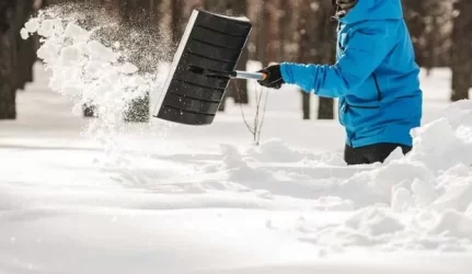 Sniegui valyti vėl dovanojami kastuvai