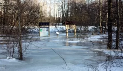 Nuleidus Vokės upę per užtvanką, apsemtose teritorijose vanduo slūgsta lėtai