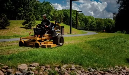 Sutartys su miesto tvarkytojais – niekinės