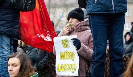 Prieš naujas AE – protestas su daina