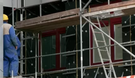 Statybininkai su nerimu laukia atvykėlių bangos