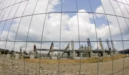 Varšuvoje statant nacionalinį futbolo stadioną jau žuvo trečias žmogus