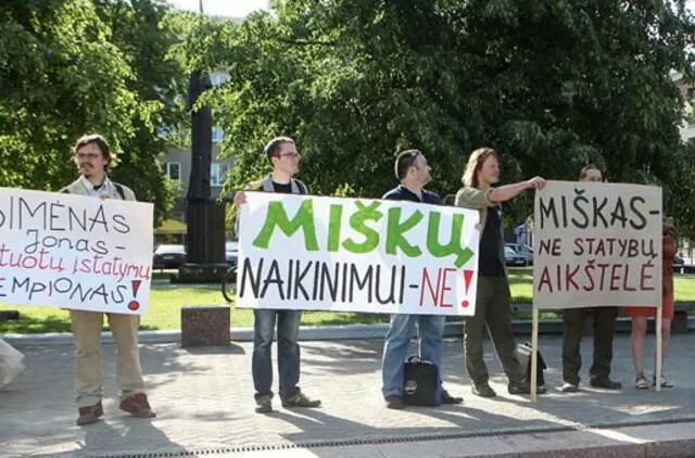 Prie Seimo – piketai prieš ir už statybas miškuose