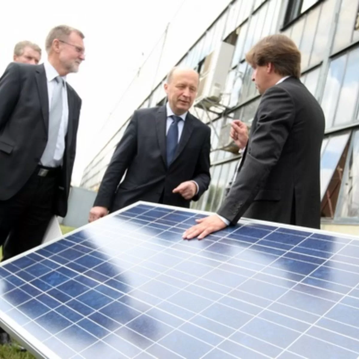 Premjeras atidarė industrinę saulės modulių surinkimo liniją