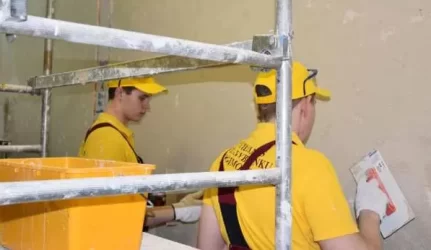 Mokinių vietas užėmė statybininkai