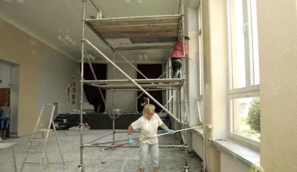 Mokyklose ir vaikų darželiuose tebepluša darbininkai