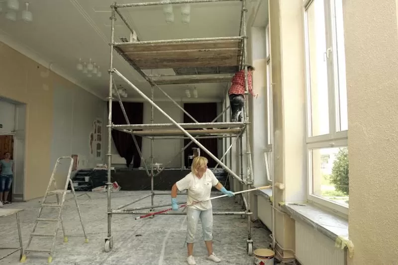 Mokyklose ir vaikų darželiuose tebepluša darbininkai