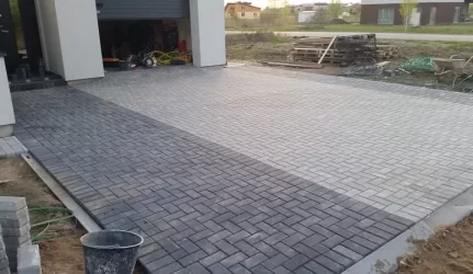 Grindinio trinkelių klojimas