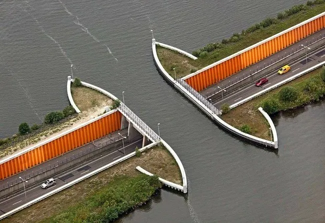 Olandai tiltą nutiesė po vandeniu