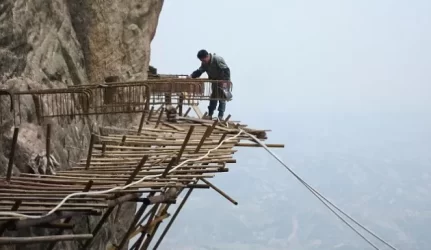 Šaltus nervus Kinijoje tikrina stiklinis takas virš prarajos