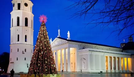 Katedros aikštės apšvietimas kursto nesutarimus