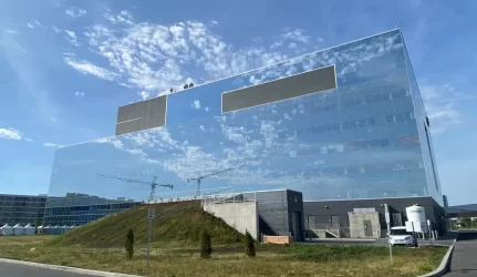 Elastodinaminė maskuotė: žemės drebėjimų bangoms „nematomi“ pastatai