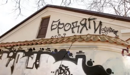 Grafičius nuo namų sienų šalinti teks gyventojams