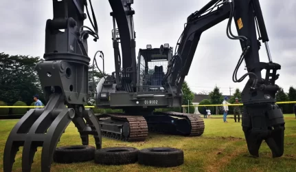Japoniška egzotika: dviejų strėlių ekskavatoriai