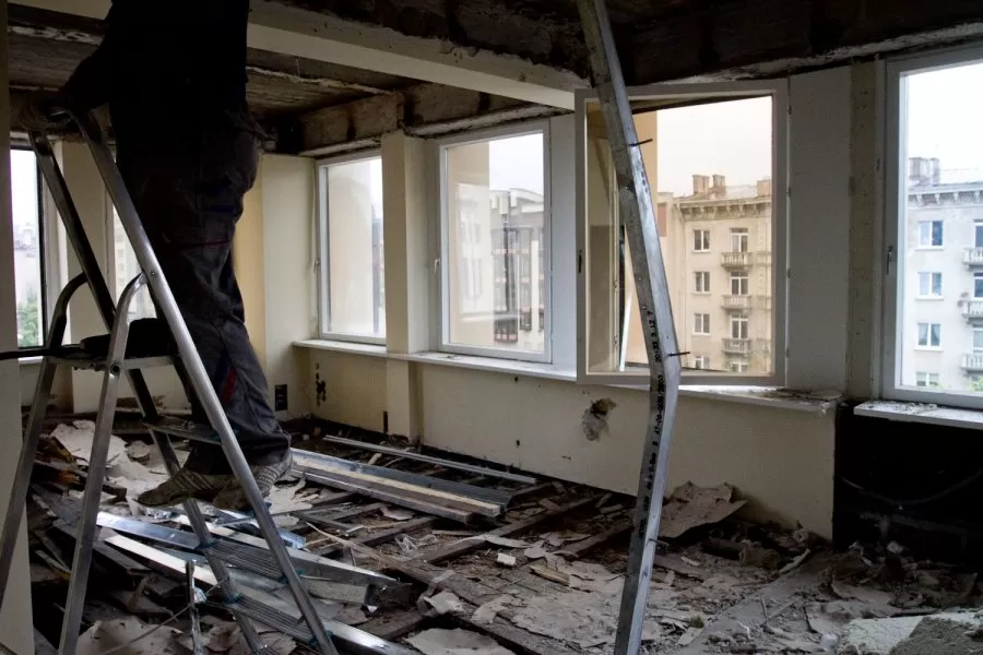 Po auksinio remonto – plyšiai sienose