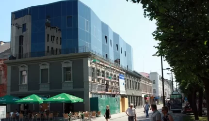 Reikalauja perstatyti arba nugriauti Kauno „stiklainį“