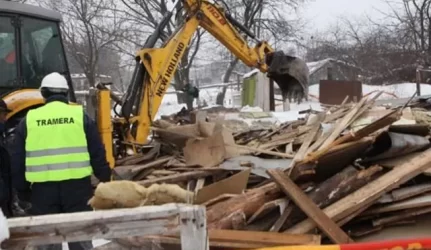 Tabore nugriauti trys nelegalūs statiniai