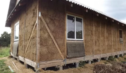 namas iš šiaudų
