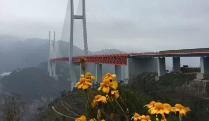 Kinijoje atidarytas aukščiausias kabantis tiltas pasaulyje