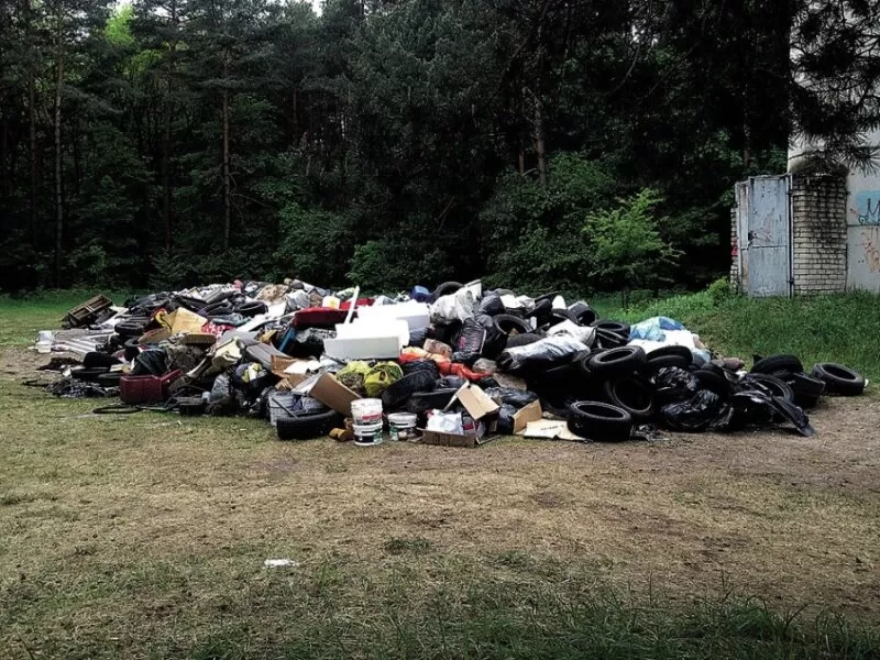 Po akcijos „Darom“ kaupiasi neišvežtos šiukšlės