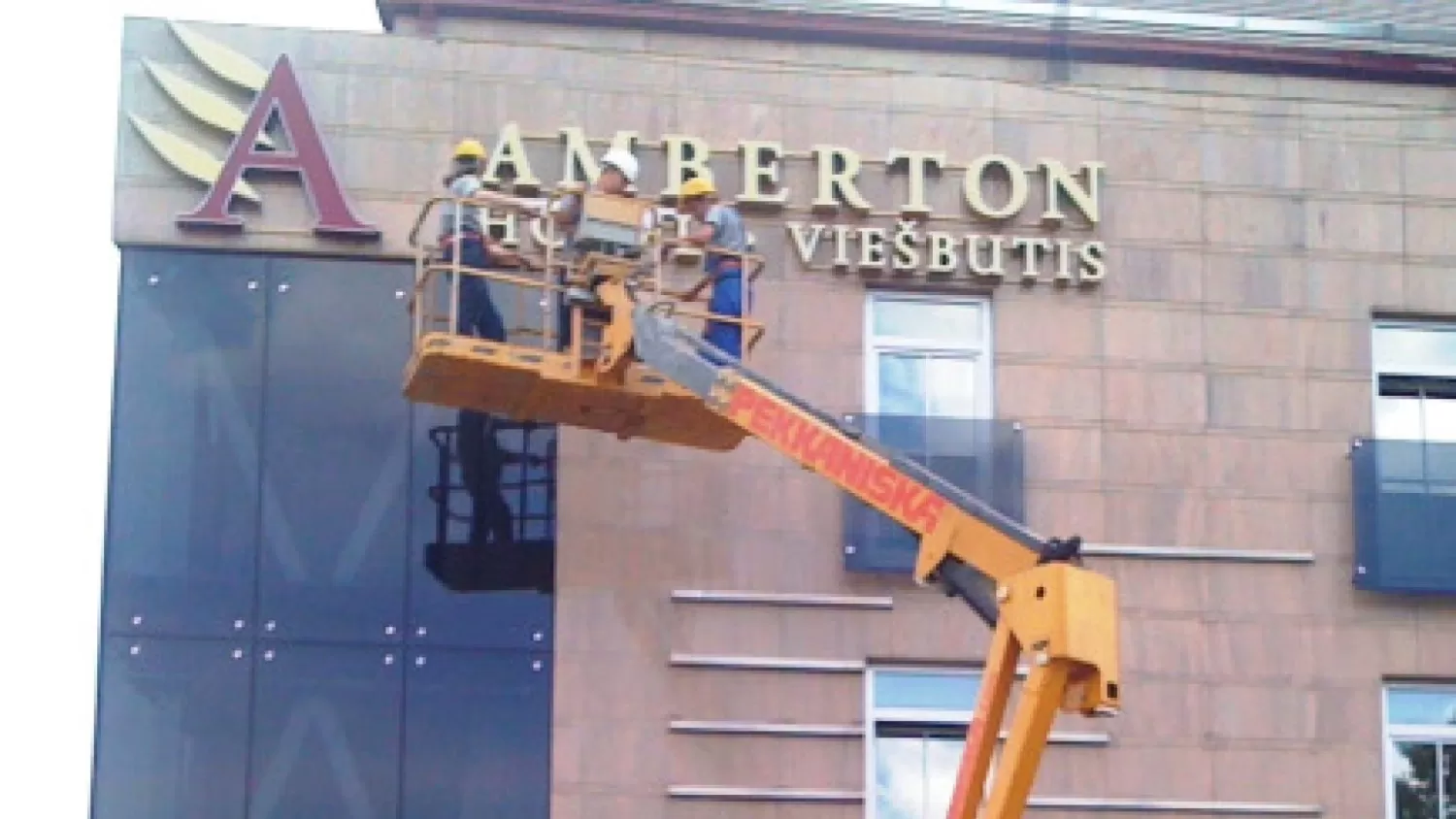 Dėl savavališkų statybos darbų viešbučio „Amberton“ rekonstrukcijos projekto vykdymo priežiūros vadovas ir techninis prižiūrėtojas gali netekti atestatų