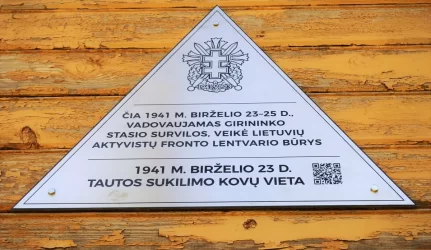 Prie istorinio pastato atidengta atminimo lenta