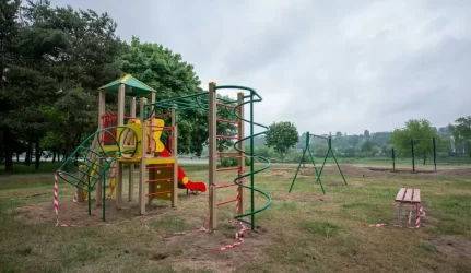 Specialistai apžiūrėjo jau pastatytas naujas vaikų žaidimų aikšteles