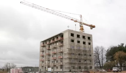 Sostinės Pilaitės prospekte iškilo naujas daugiabutis
