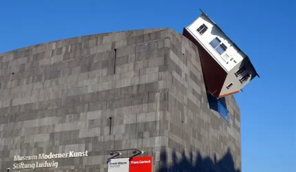 Architektūros “neformatas”: kuo pagyvinti miesto veidą?