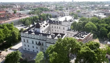 Į Valdovų rūmus pradėti vežti eksponatai