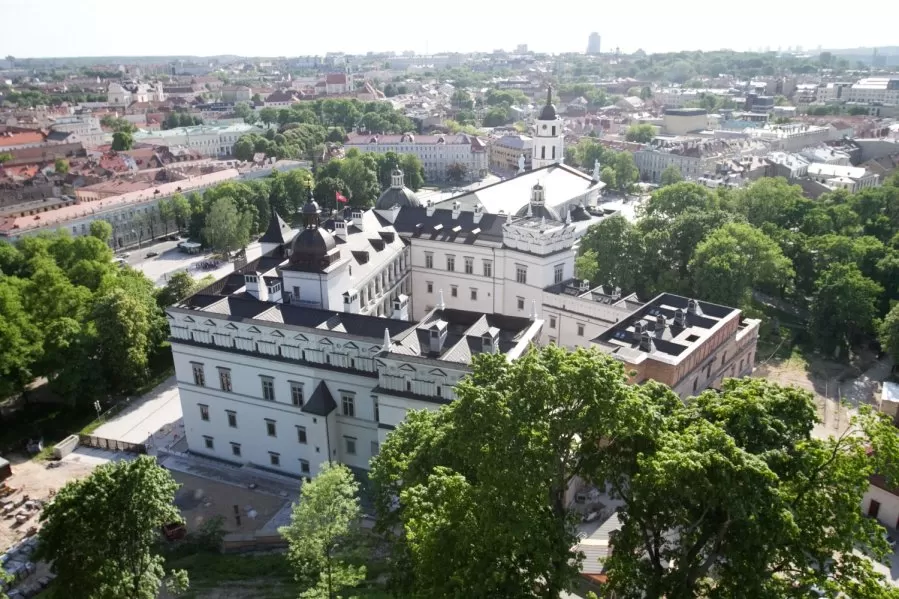 Į Valdovų rūmus pradėti vežti eksponatai