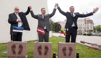 Vilniuje 3 Baltijos valstybių sostinių vadovai įkasė plytelę, kuri tokia pati bus įkasta ir Rygoje, ir Taline