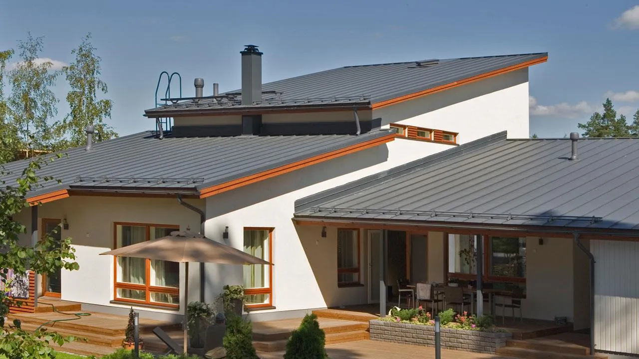 Ruukki pristato individualiems namams skirtus stogus su integruotais saulės kolektoriais
