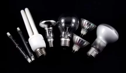 Kaip tinkamai elgtis sudužus energiją taupančiai lemputei