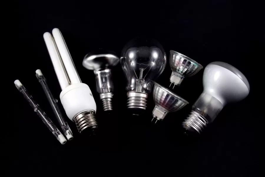 Kaip tinkamai elgtis sudužus energiją taupančiai lemputei