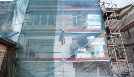 Pagal naująjį daugiabučių modernizavimo modelį – jau stovi pastoliai