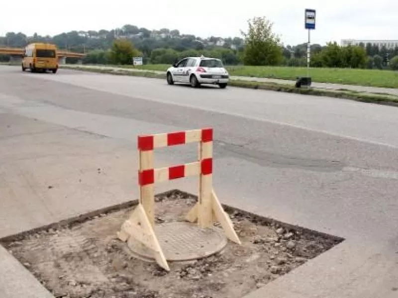 Dėl netvarkomų šulinių dangčių – įspėjimas bendrovės „Kauno vandenys“ vadovams