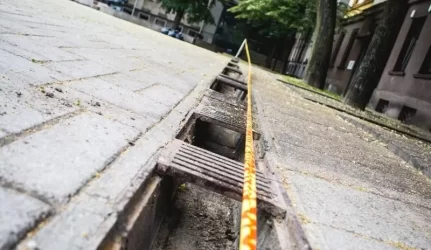 Laisvės alėjos lietaus surinkimo groteles pasisavinusių vagišių ieško policija