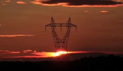 Po rekordinio kainų šuolio elektra pigo 10 proc.