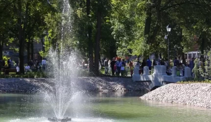 Vartus atvėrė restauruotas Bernardinų sodas