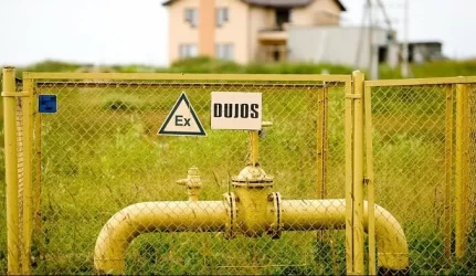 Latviai kol kas neketina Lietuvai parduoti pigesnių dujų