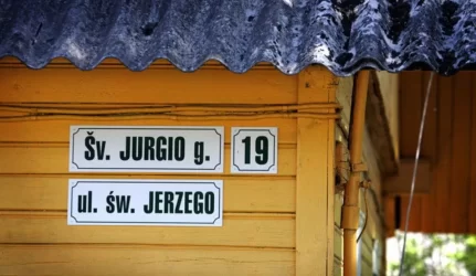 dvikalbiai gatvių užrašai