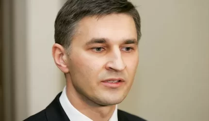 Ministras: „Gazprom“ kol kas nenusiteikęs mažinti dujų kainos