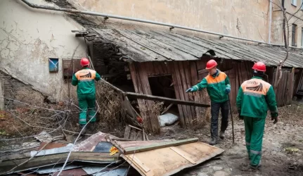 Vilniaus miesto savivaldybė pradėjo griauti pavojų keliančius medinius sandėliukus