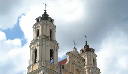 Kodėl kai kurios sostinės barokinės bažnyčios perdažomos ryškiomis spalvomis?